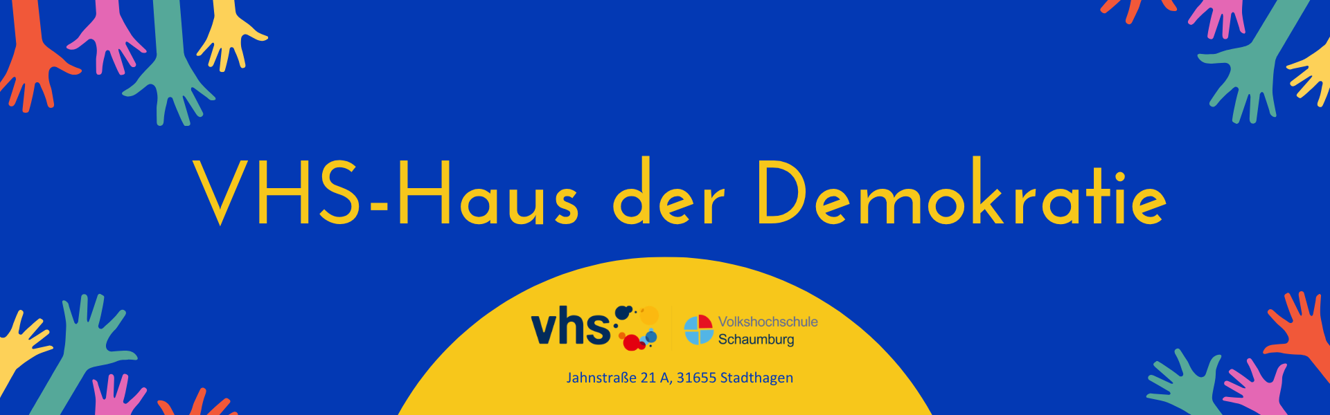Banner mit der Aufschrift „VHS-Haus der Demokratie“. Unten stehen die Logos der VHS und der Volkshochschule Schaumburg sowie die Adresse „Jahnstraße 21 A, 31655 Stadthagen“. Bunter Hintergrund mit stilisierten Händen am Rand.