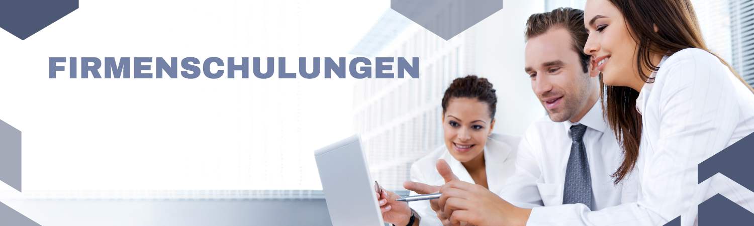 Drei Geschäftsleute sitzen zusammen vor einem Laptop und besprechen etwas; daneben steht der Schriftzug ‚Firmenschulungen‘.