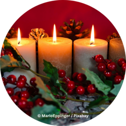 Drei brennende Stumpenkerzen mit Weihnachtsdekoration aus roten Beeren, Tannenzapfen und grünen Blättern.