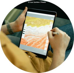 Eine Person zeichnet mit einem Stift auf einem Tablet ein digitales Landschaftsbild mit Bergen in Gelb-, Weiß- und Orangetönen.