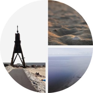 Dreigeteiltes Bild in Kreisform: Links ein hölzernes Seezeichen auf einem Sandstrand, oben rechts eine Muschel im Sand, unten rechts ruhiges Meer mit weitem Horizont.
