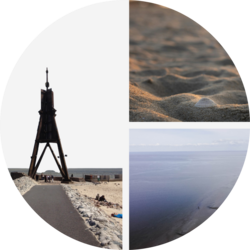 Dreigeteiltes Bild in Kreisform: Links ein hölzernes Seezeichen auf einem Sandstrand, oben rechts eine Muschel im Sand, unten rechts ruhiges Meer mit weitem Horizont.