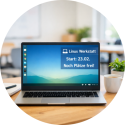 Laptop auf einem Schreibtisch, auf dem Bildschirm steht: „Linux Werkstatt – Start: 23.02. Noch Plätze frei!“