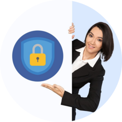 Frau im Business-Outfit zeigt auf ein Symbol mit Schild und Vorhängeschloss als Zeichen für Sicherheit und Datenschutz.
