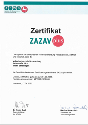 Zertifikat „ZAZAV plus“ der Agentur für Erwachsenen- und Weiterbildung für die Volkshochschule Schaumburg in Stadthagen; bestätigt erfüllte Qualitätskriterien, gültig bis 04.03.2028, mit Datum, Registriernummer und zwei Unterschriften.