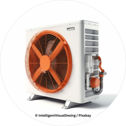 Außeneinheit einer Klimaanlage mit großem orangefarbenem Ventilator und sichtbaren Rohranschlüssen an der Seite.