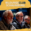 Drei ältere Männer sitzen nebeneinander und blicken aufmerksam nach vorn; darüber steht der Schriftzug „Bildungsclub Schaumburg“.