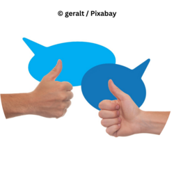 Zwei Hände zeigen jeweils einen Daumen nach oben vor zwei blauen Sprechblasen auf weißem Hintergrund.