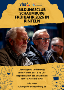 Drei ältere Männer sitzen nebeneinander und hören aufmerksam zu, vermutlich bei einer Bildungsveranstaltung. Sie tragen Brillen und Winterkleidung.