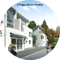 Moderne, weiße Wohnhäuser mit großen Fenstern und Balkonen an einer ruhigen Straße; mehrere Menschen gehen spazieren, darunter eine Frau mit Kinderwagen.