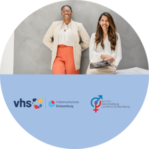 Zwei lächelnde Frauen in Businesskleidung stehen und sitzen vor einer grauen Wand. Im unteren Bildbereich auf hellblauem Hintergrund die Logos der VHS Schaumburg und des Amts für Gleichstellung Landkreis Schaumburg.