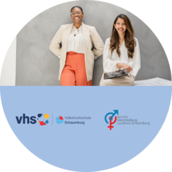 Zwei lächelnde Frauen in Businesskleidung stehen und sitzen vor einer grauen Wand. Im unteren Bildbereich auf hellblauem Hintergrund die Logos der VHS Schaumburg und des Amts für Gleichstellung Landkreis Schaumburg.