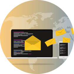 Illustration mit Laptop und Smartphone vor einer Weltkarte, auf deren Bildschirmen Programmiercode und ein großes gelbes E-Mail-Symbol zu sehen sind; mehrere gelbe Briefumschläge fliegen durch das Bild.