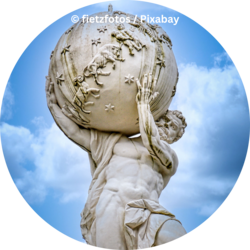 Marmorskulptur eines muskulösen Mannes, der eine große Himmelskugel mit Sternbildern auf den Schultern trägt, vor blauem Himmel.