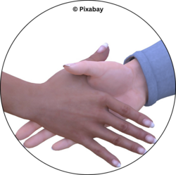 Zwei ineinandergelegte Hände, eine mit heller und eine mit dunkler Hautfarbe.