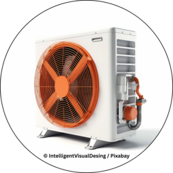 Weißes Außengerät einer Wärmepumpe mit großem orangefarbenem Ventilator, seitlichen Lüftungsschlitzen und sichtbaren Rohranschlüssen.