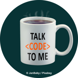Weiße Kaffeetasse mit der Aufschrift „TALK <CODE> TO ME“ in schwarzer und orangener Schrift, gefüllt mit einem heißen Getränk.