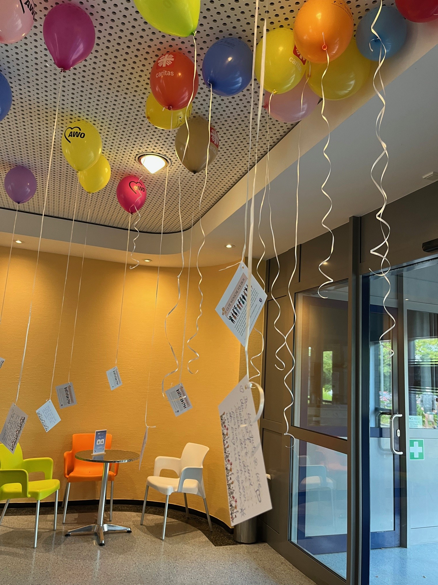 Bunte Luftballons mit angehängten Karten und Botschaften schmücken das Foyer der VHS Schaumburg zum Tag der Frauengesundheit.