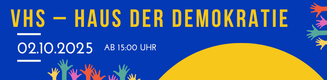 Blaues Plakat mit gelber Überschrift „VHS – Haus der Demokratie“, Datum „02.10.2025 ab 15 Uhr“ und bunten, nach oben gestreckten Händen am Rand.